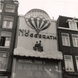 Photo: Theatre with balloon