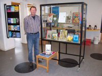 Foto: Expositie in de bibliotheek van Voorschoten